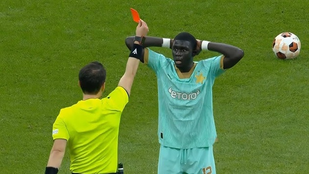 Đội bóng thi đấu thiếu người sau thẻ đỏ