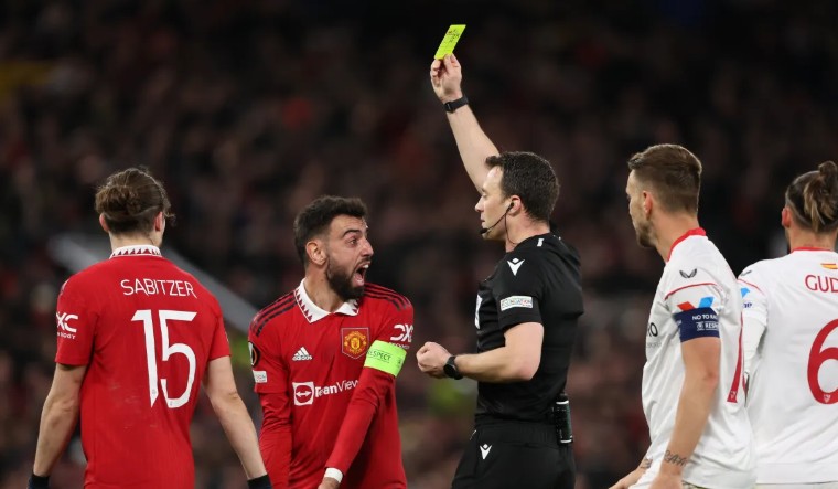 Phản ứng với trọng tài bị phạt thẻ vàng