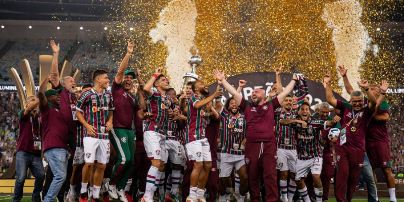 Các cổ động viên cuồng nhiệt trên khán đài tại giải Copa Libertadores