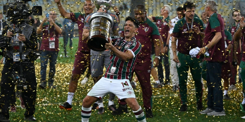 Hình ảnh chiếc cúp Copa Libertadores danh giá và biểu tượng của giải đấu