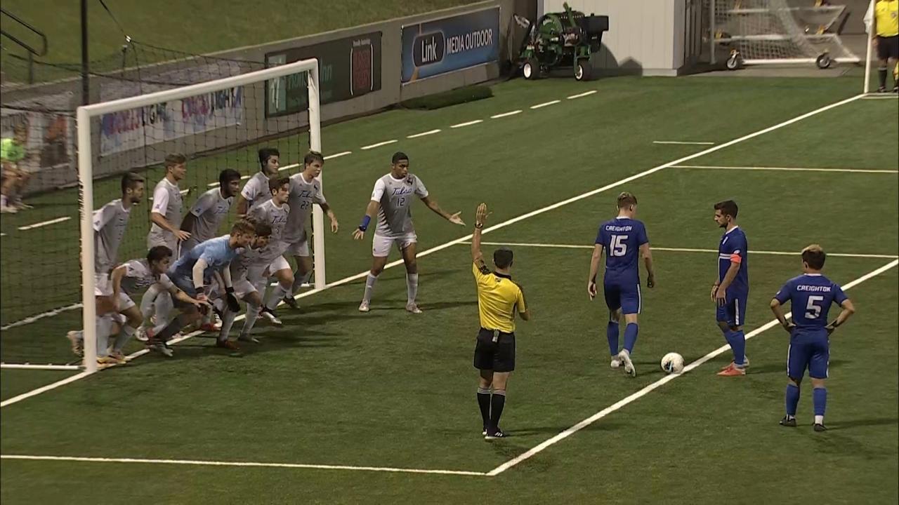 Đá Phạt Gián Tiếp Là Gì? Khi Nào Được Thực Hiện Trong Trận Đấu?