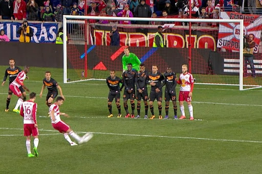 Đá Phạt Gián Tiếp Là Gì? Khi Nào Được Thực Hiện Trong Trận Đấu?