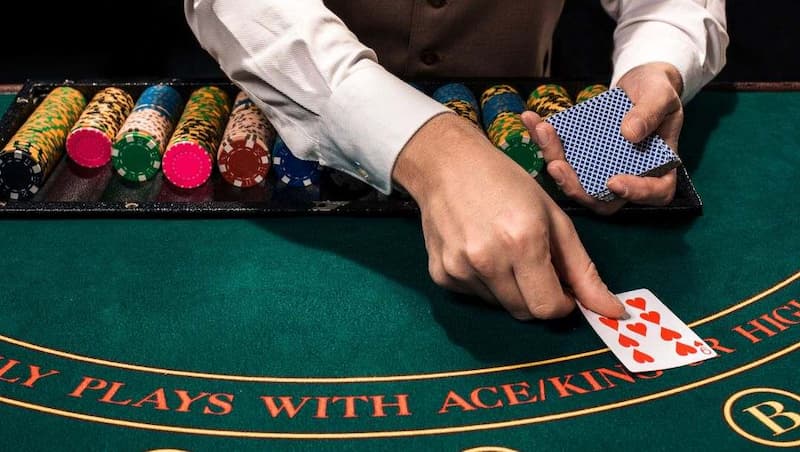 Dealer poker là gì? Kỹ năng cần có của một dealer giỏi