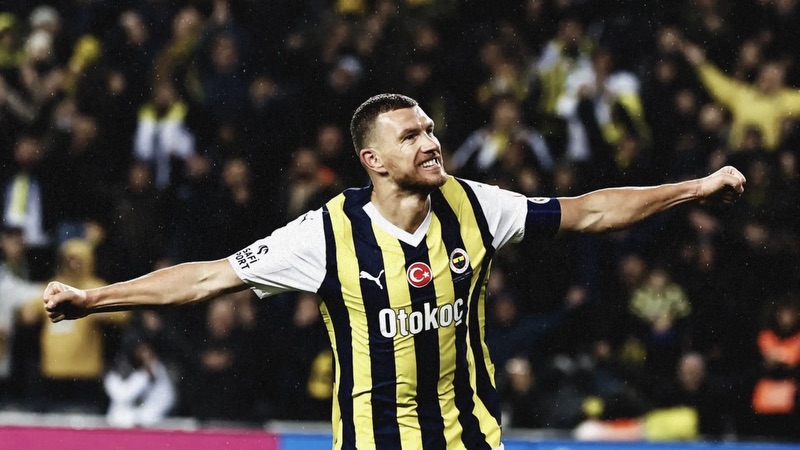 Ở tuổi gần 40 mà cái tên này vẫn còn chơi bóng đỉnh cao Cầu thủ Edin Dzeko - Chiến tranh nhào nặn nên một chiến binh