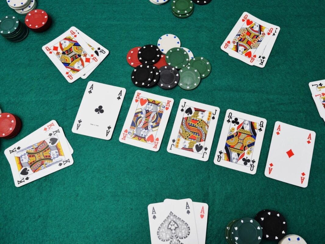Phân Biệt Xì Tố Và Poker: Điểm Giống Và Khác Nhau Chi Tiết