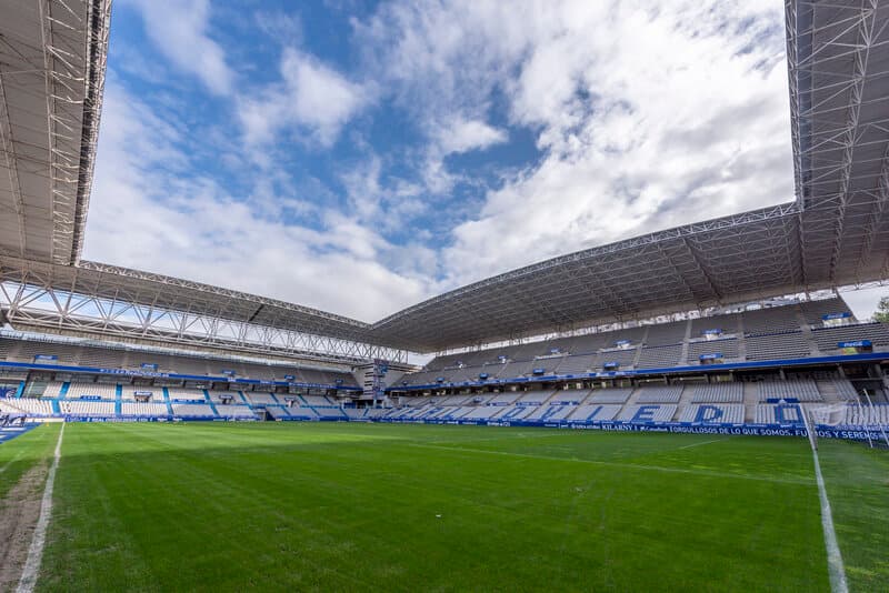 Toàn cảnh sân vận động Carlos Tartiere tại thành phố Oviedo