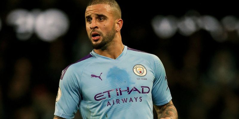 Kyle Walker nâng cao cúp vô địch Premier League cùng Manchester City