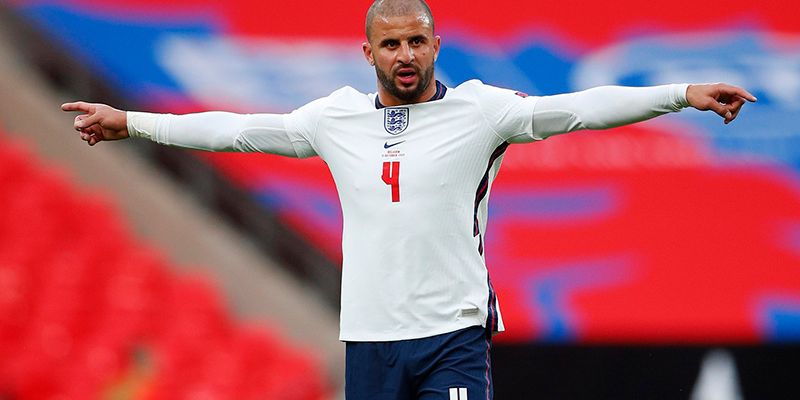 Kyle Walker trong màu áo câu lạc bộ và đội tuyển quốc gia